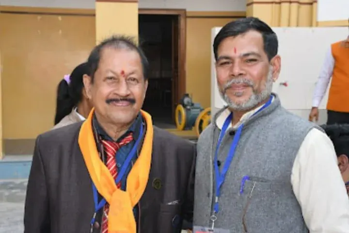 Astrologer Naresh Shastri with a fellow astrology-event participant